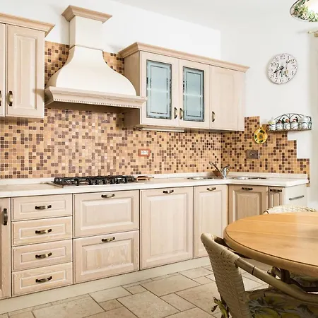 Sleeps 11 With Pool And Air Con