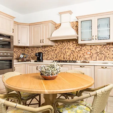 Sleeps 11 With Pool And Air Con