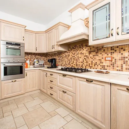 Вилла Sleeps 11 With Pool And Air Con *