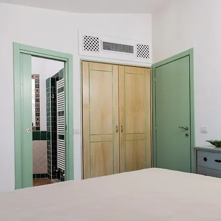 Sleeps 11 With Pool And Air Con Вилла Cala Bitta
