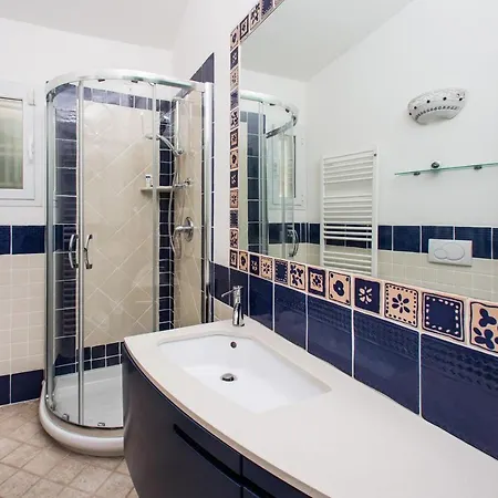 Вилла Sleeps 11 With Pool And Air Con